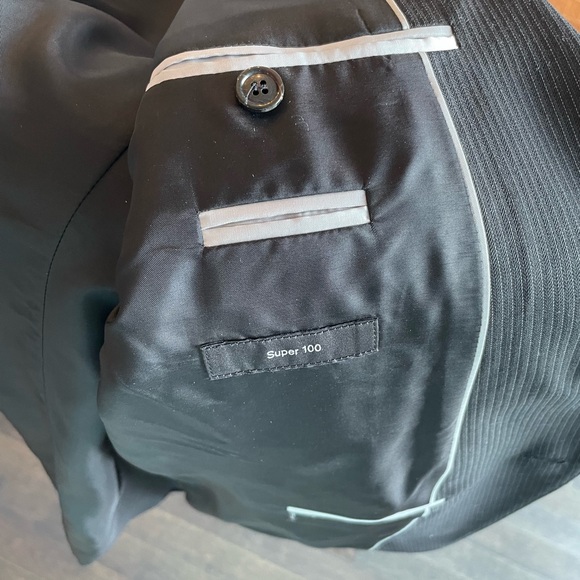 Black Hugo Boss suit for men - Picture 13 of 15